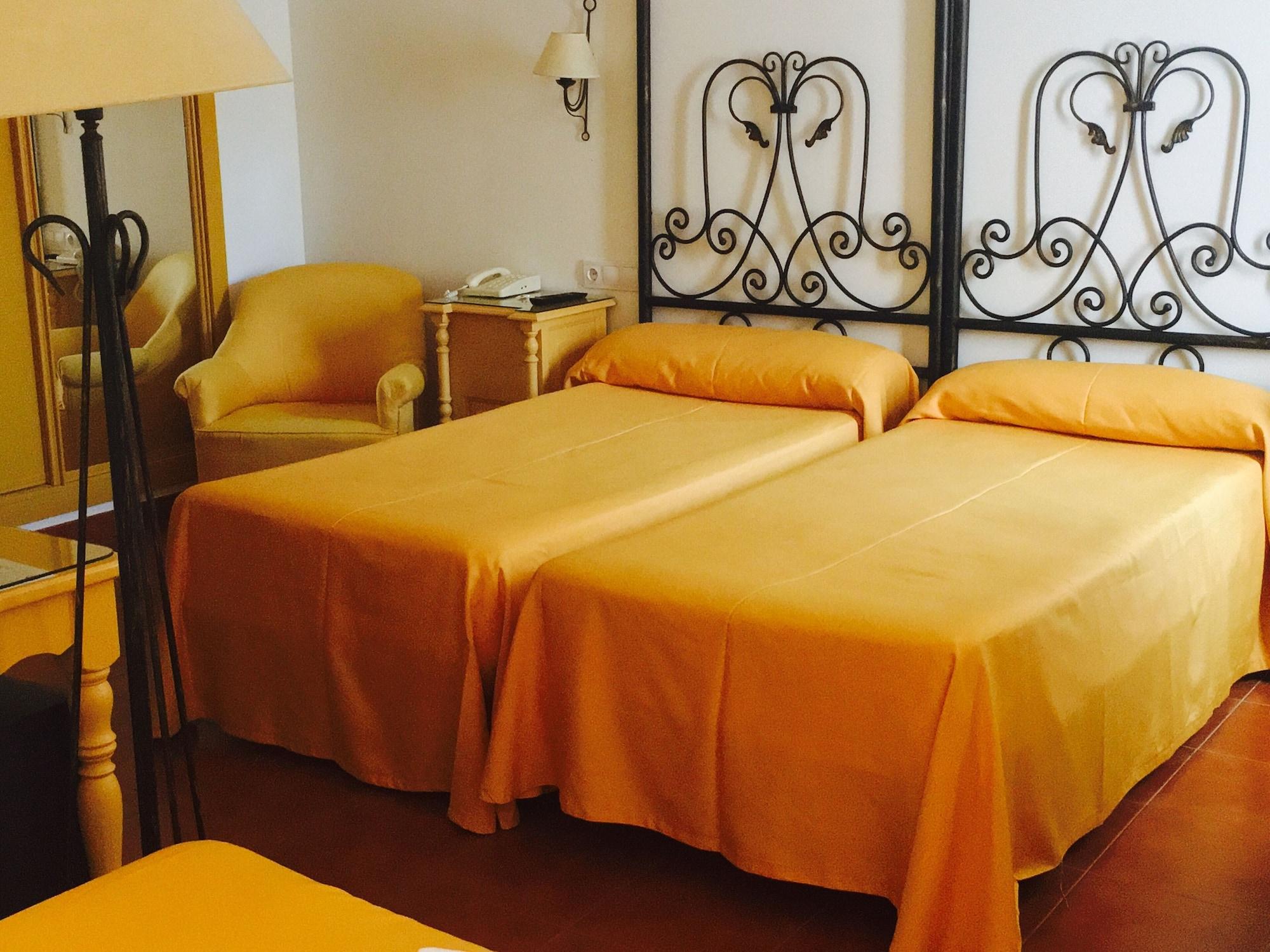 Crisol Chiclana Hotel Chiclana de la Frontera Bagian luar foto